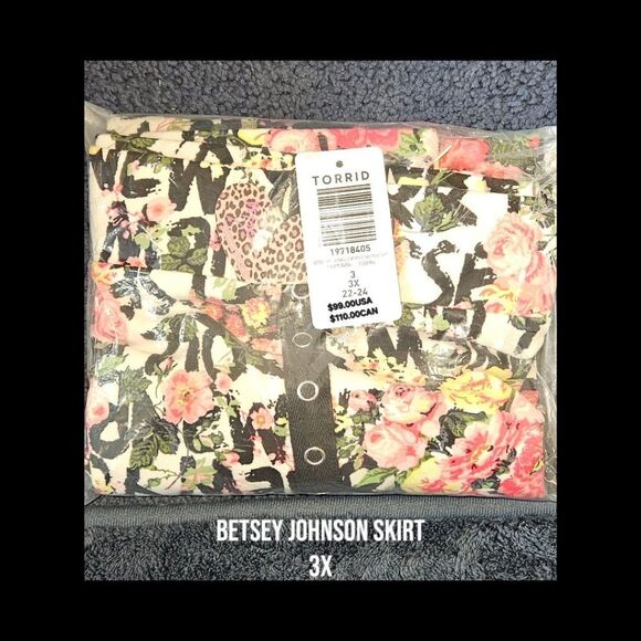 💥TORRID/ BETSEY JOHNSON Light Weight Ponte Floral Snap Front Pencil Skirt 3X - Picture 14 of 16